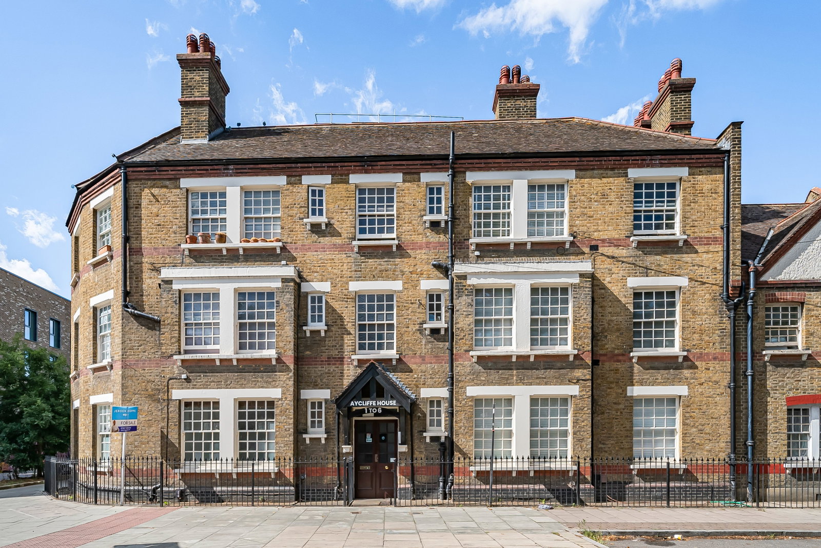 Flat for sale in London, Portland Street, Walworth SE17 2PE, 680 m²