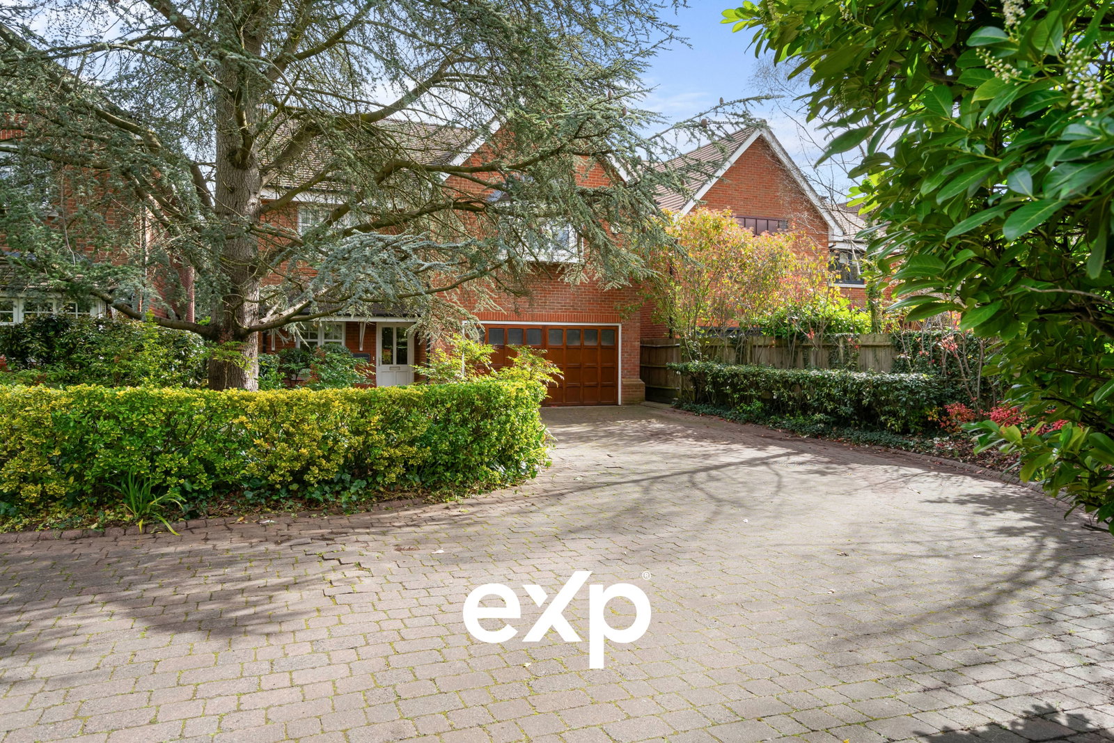 Detached House in Egham