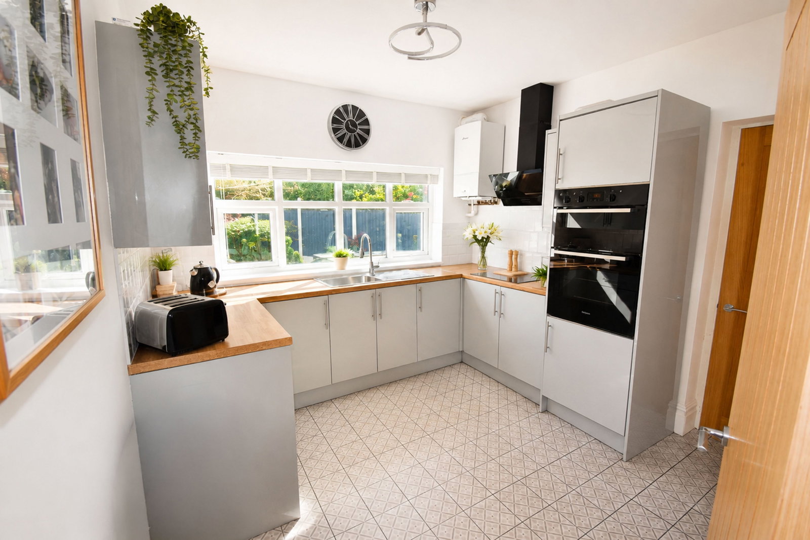 Detached House for sale in Wolverhampton, Oxbarn Avenue, Penn, Wolverhampton