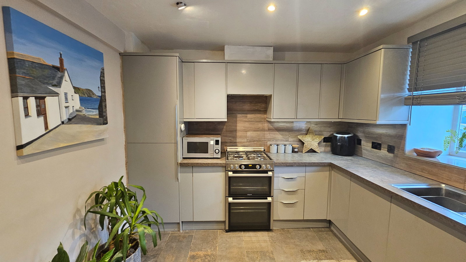 End Of Terrace House in Par
