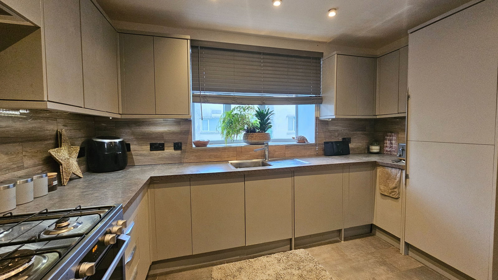 End Of Terrace House in Par