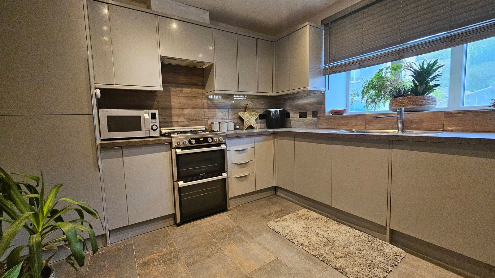 End Of Terrace House in Par