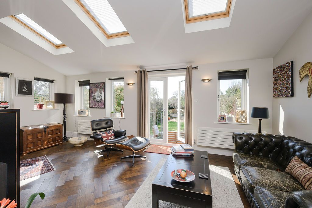 Semi Detached House for sale in London, Durham Road, West Wimbledon, SW20, 1901 m²