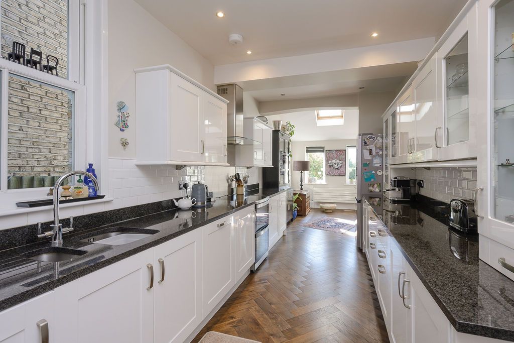 Semi Detached House for sale in London, Durham Road, West Wimbledon, SW20, 1901 m²