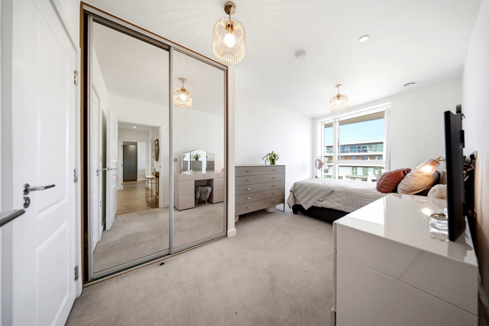 Apartment for sale in London, River Gardens, SE10