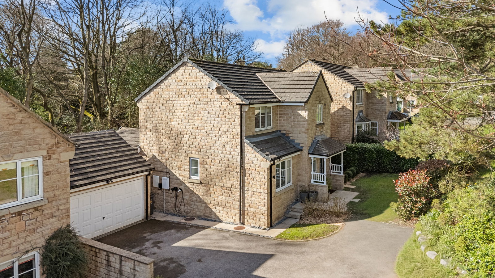 Detached House in Huddersfield