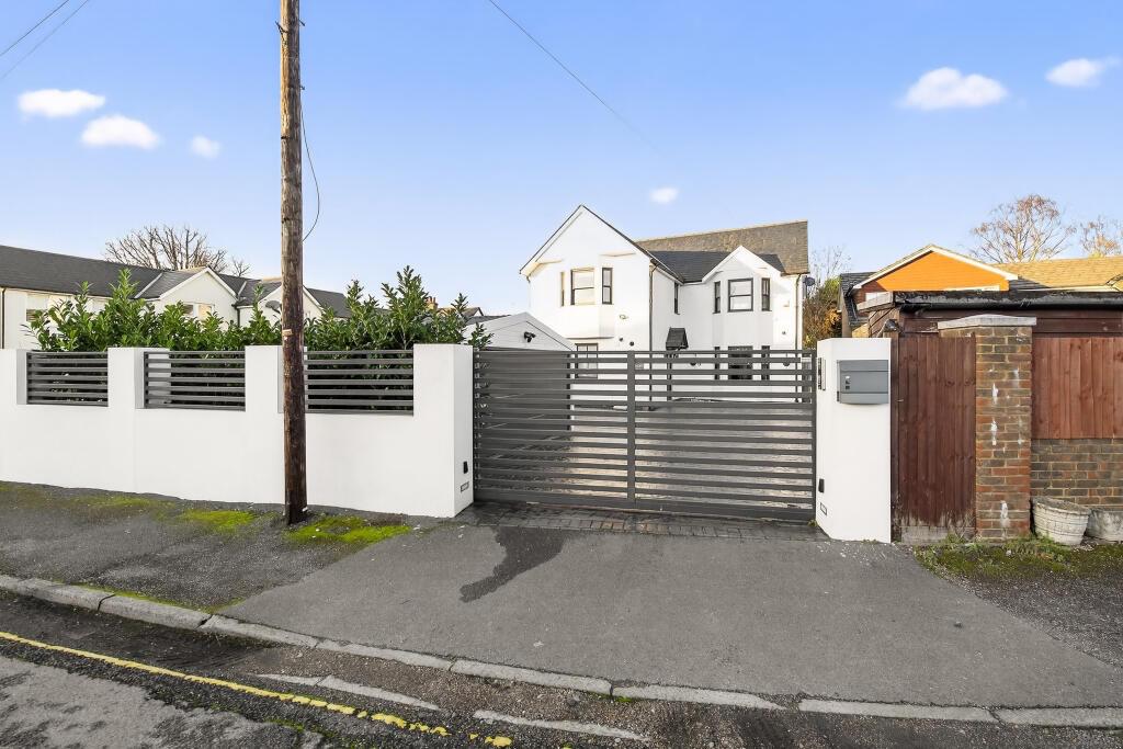 Detached House for sale in Tadworth, Brier Lea, Lower Kingswood, Tadworth, KT20 6TR, 1628 m²