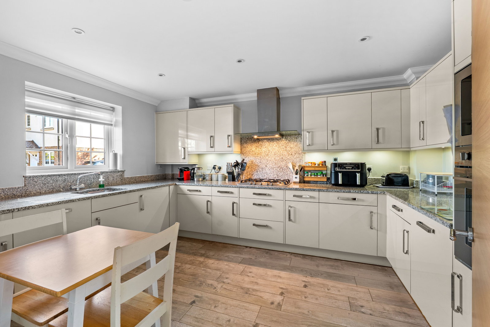 Detached House for sale in Tadworth, Anmer Close, Tadworth, Surrey, KT20 5FF, 1567 m²