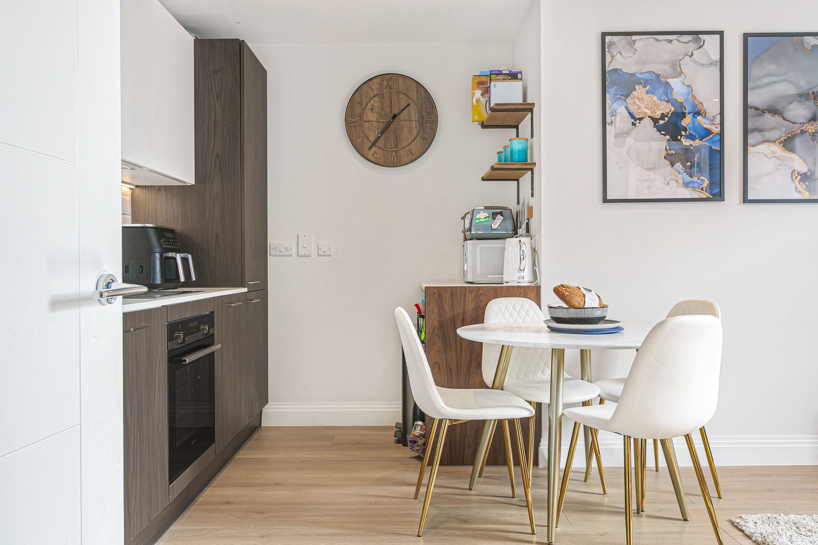 Apartment for sale in Chertsey, Guildford Road, Chertsey, Surrey, KT16 9AY, 391 m²