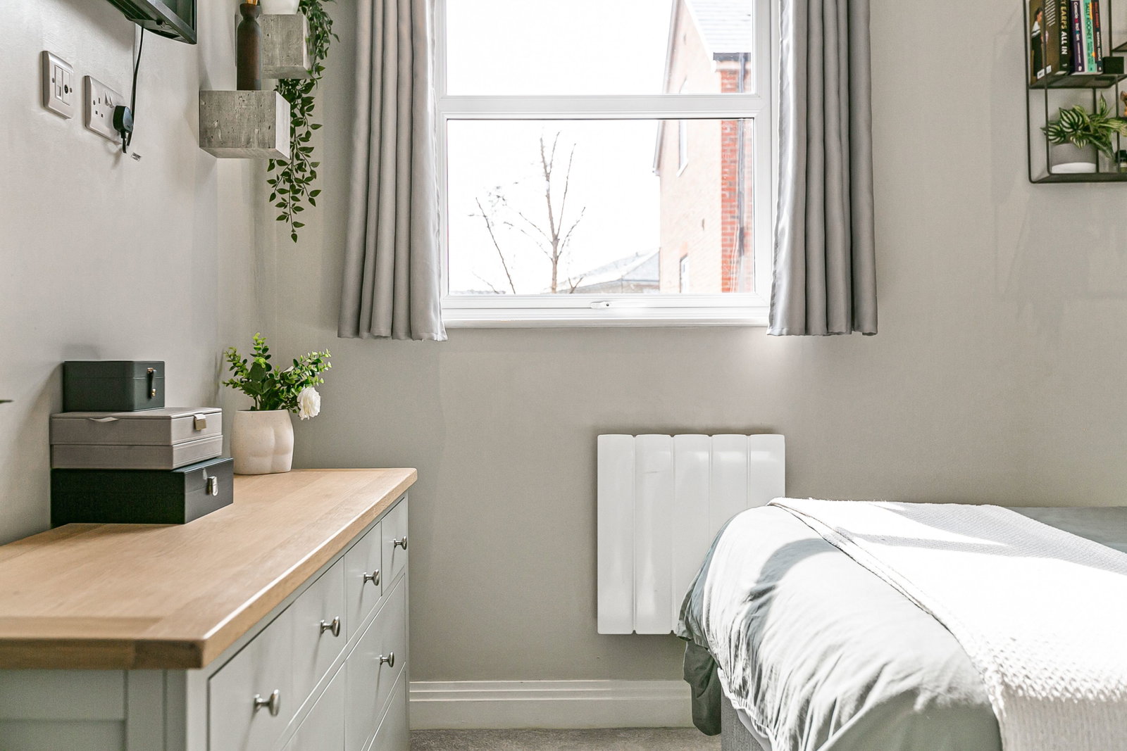 Apartment for sale in Chertsey, Guildford Road, Chertsey, Surrey, KT16 9AY, 391 m²