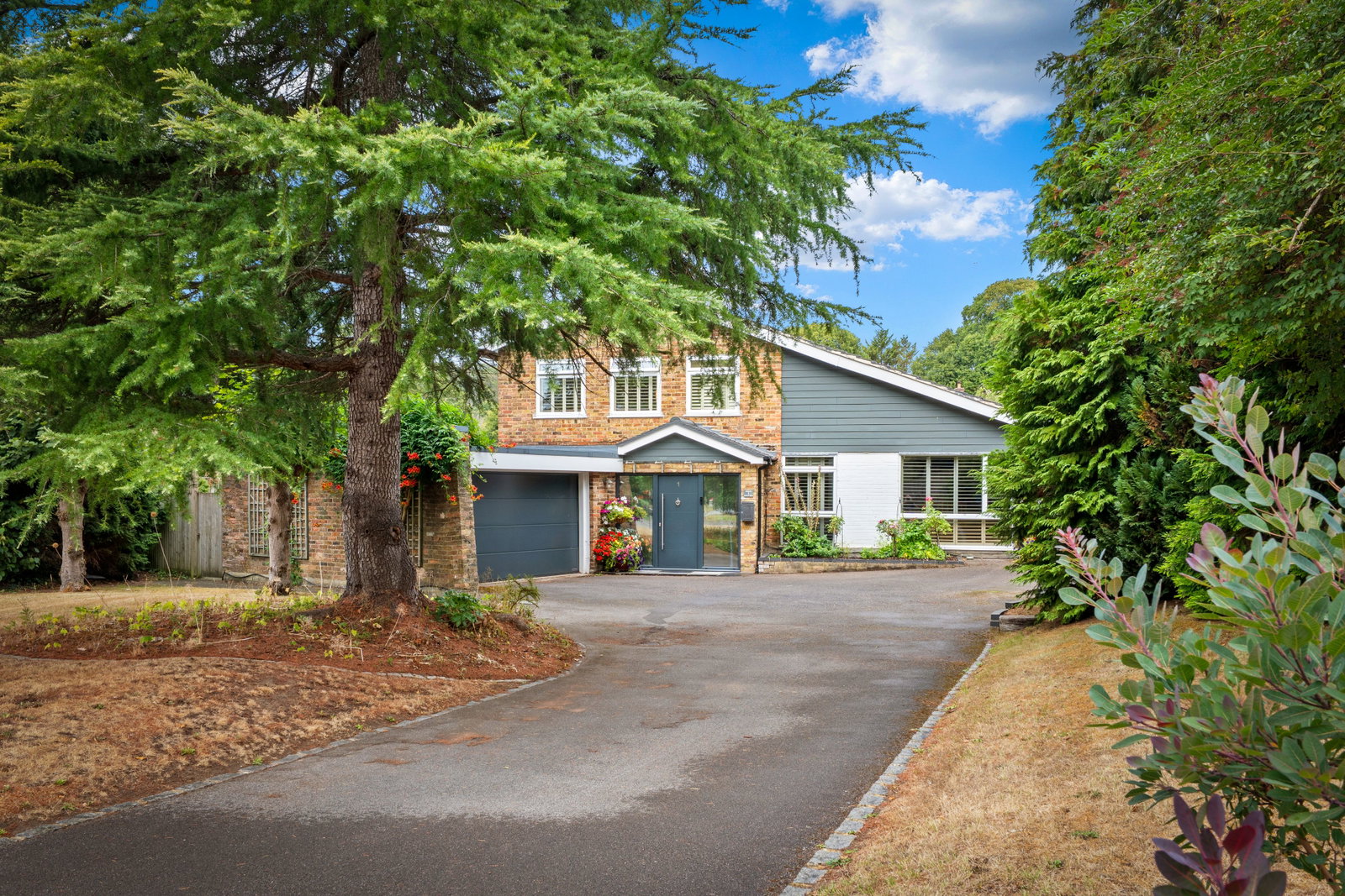 Detached House for sale in Chipstead, Cleave Prior, Outwood Lane, Chipstead, Surrey, CR5 3YF, 2309 m²