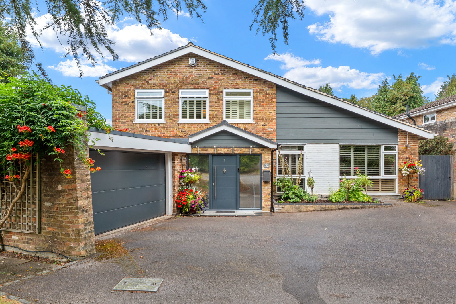 Detached House for sale in Chipstead, Cleave Prior, Outwood Lane, Chipstead, Surrey, CR5 3YF, 2309 m²