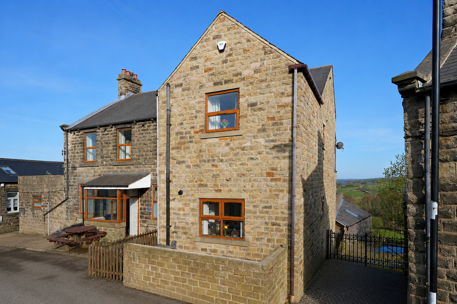 Semi Detached House for sale in Sheffield, Main Road, Dungworth, S6, 1809 m²