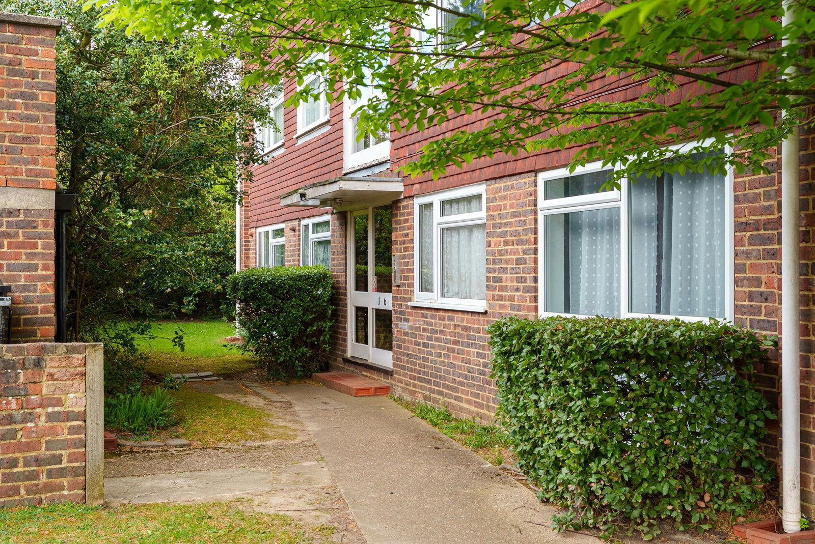 Flat for sale in Leatherhead, Copperfield Court, Leatherhead, KT22 7LD, 876 m²