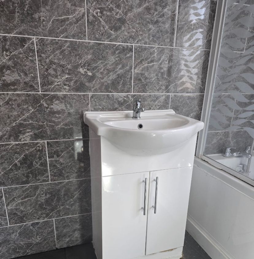 Semi Detached House for sale in Luton, Humberstone Road, Luton, LU4 9SR, 926 m²