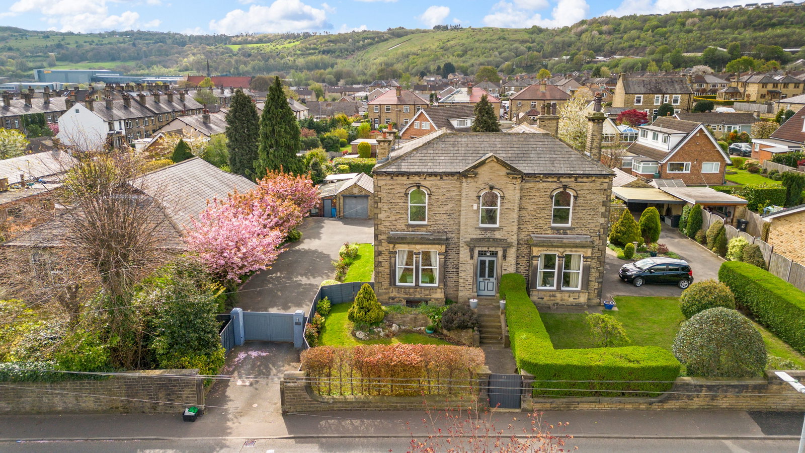 Semi Detached House in Elland