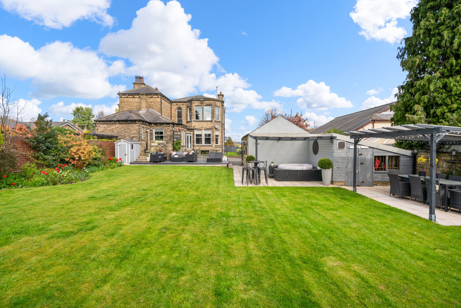 Semi Detached House in Elland