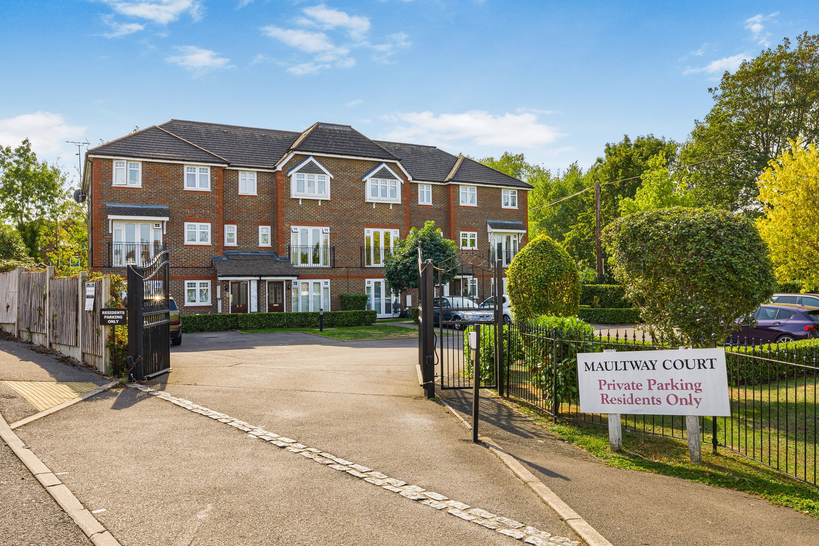 Flat for sale in Epsom, Ruxley Lane, Epsom, KT19 0JG, 678 m²