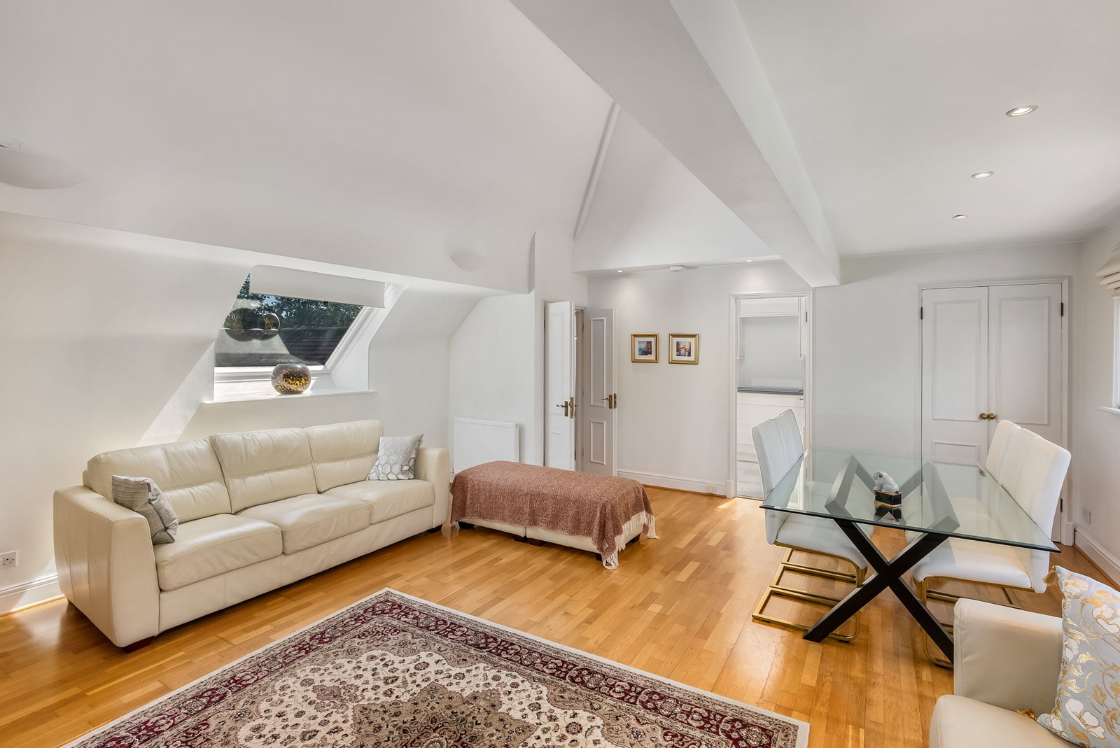 Penthouse for sale in London, Finchley Road, London, NW11 7PE, 1605 m²