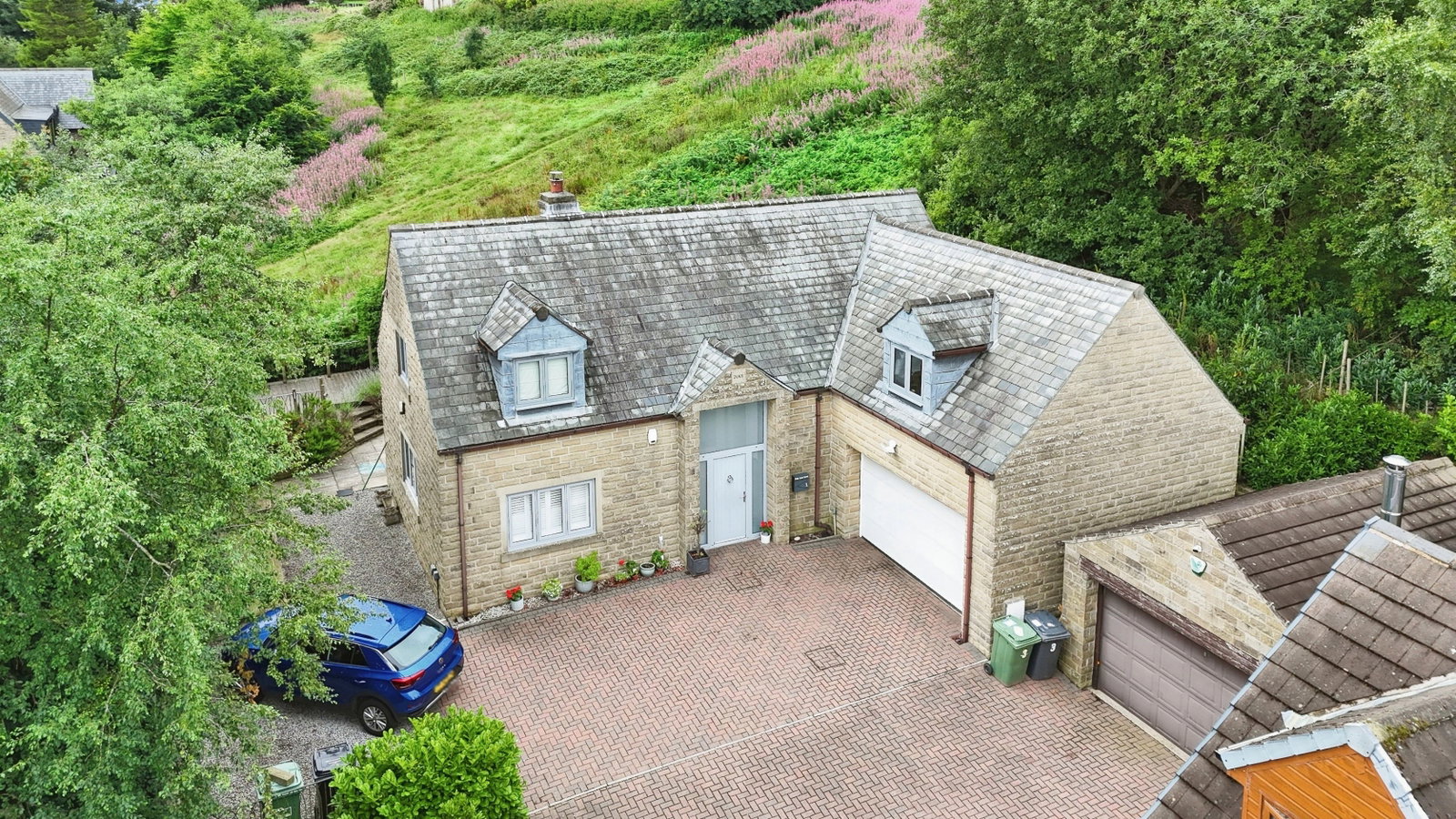 Detached House in Huddersfield