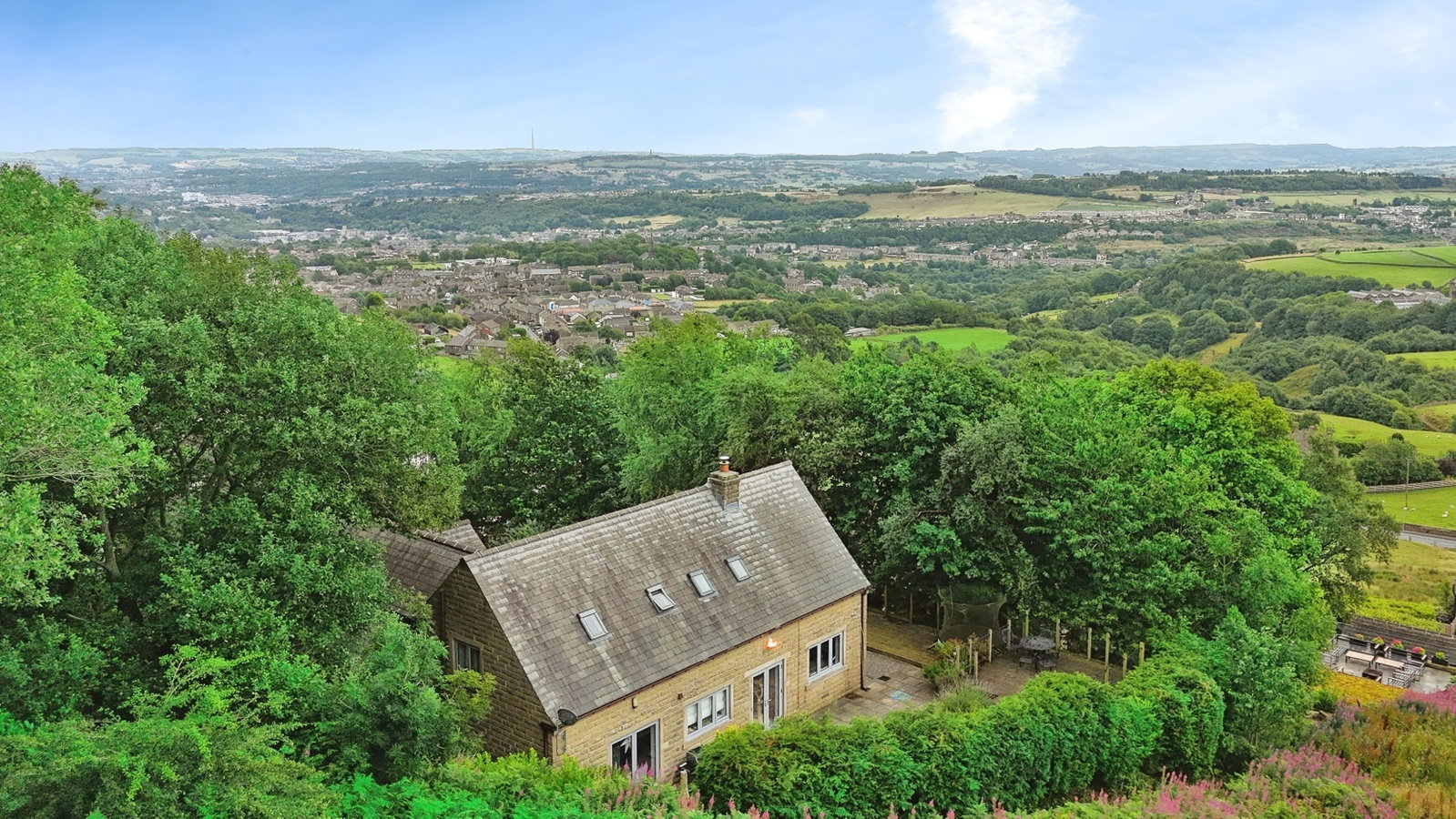 Detached House in Huddersfield