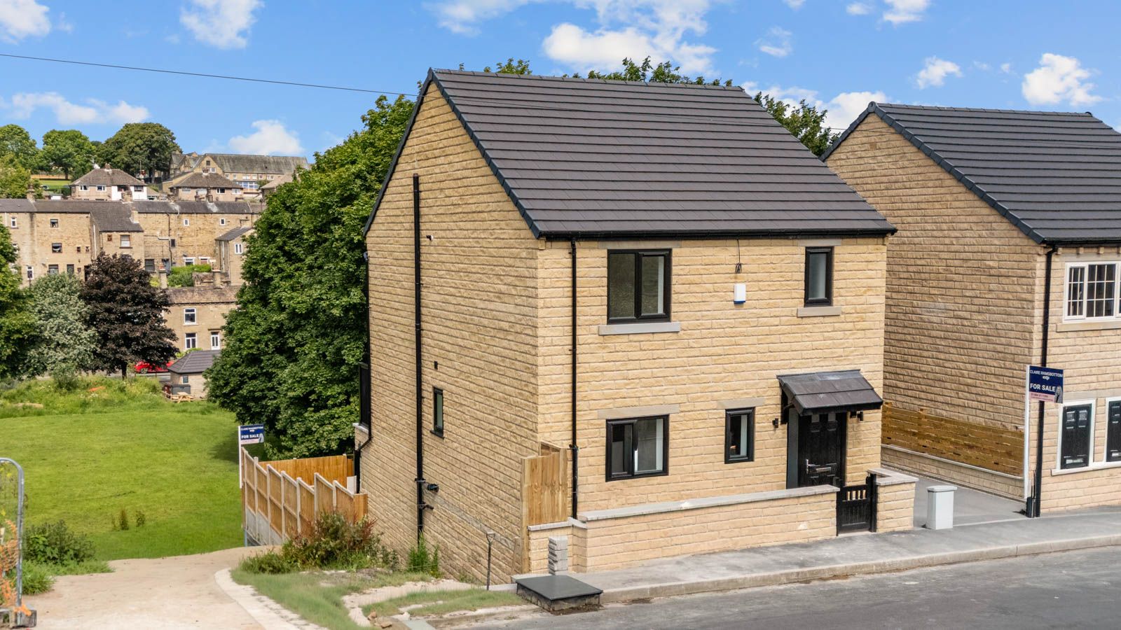 Detached House in Brighouse