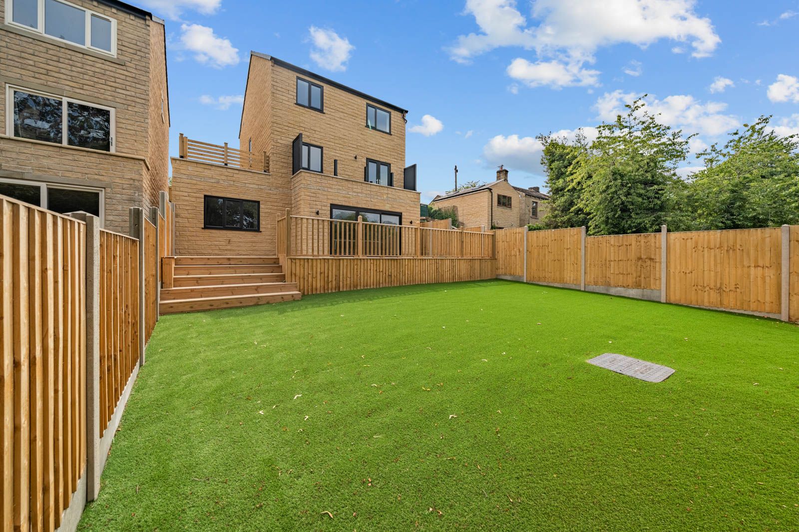 Detached House in Brighouse