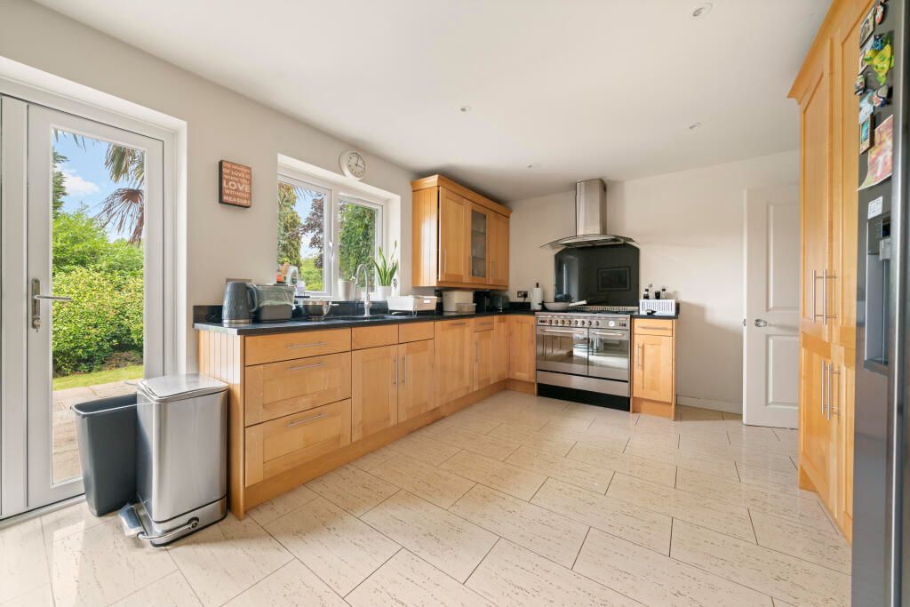Detached House for sale in Cobham, Brackenhill Cobham KT11 2EW, 2970 m²