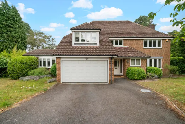 Detached House for sale in Cobham, Brackenhill Cobham KT11 2EW, 2970 m²