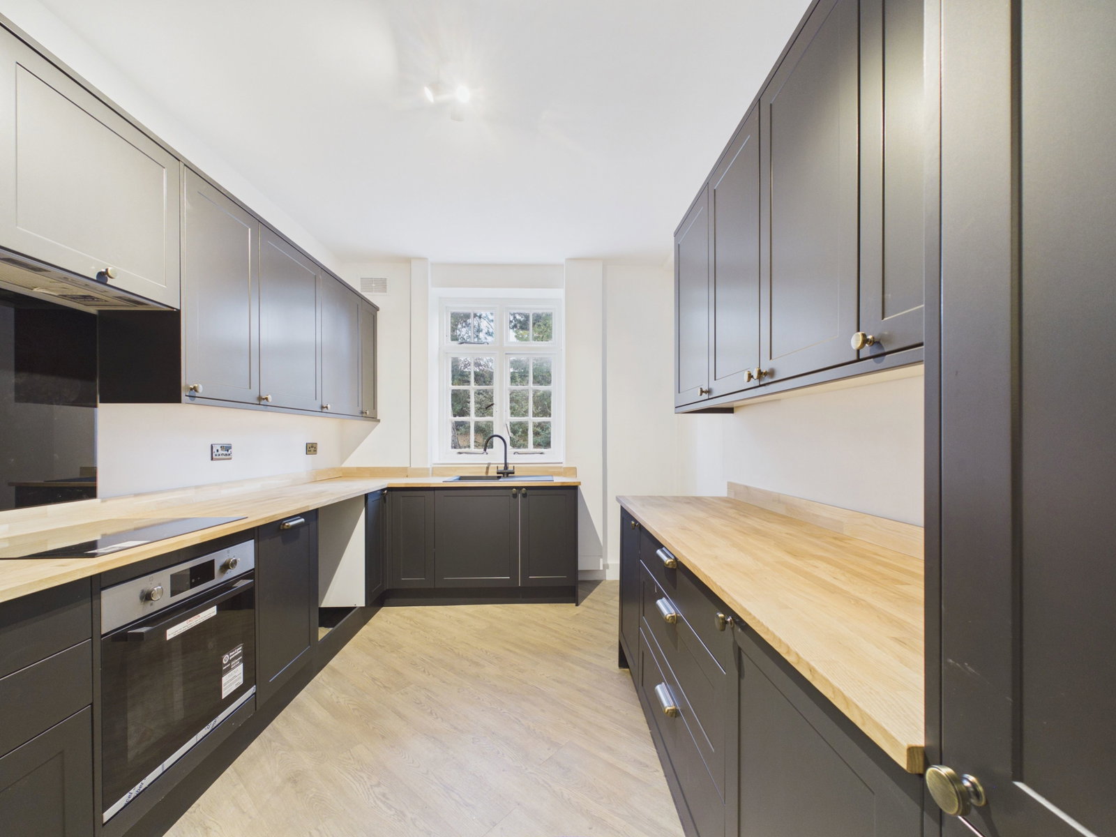Ground Floor Flat for sale in London, Vernon Court, Hendon Way, 1208 m²