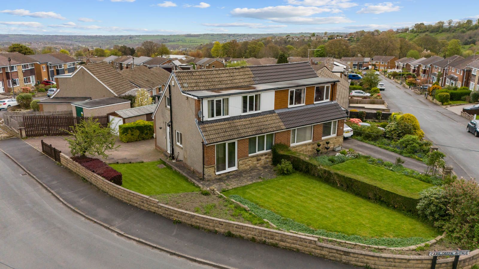 Semi Detached House in Brighouse