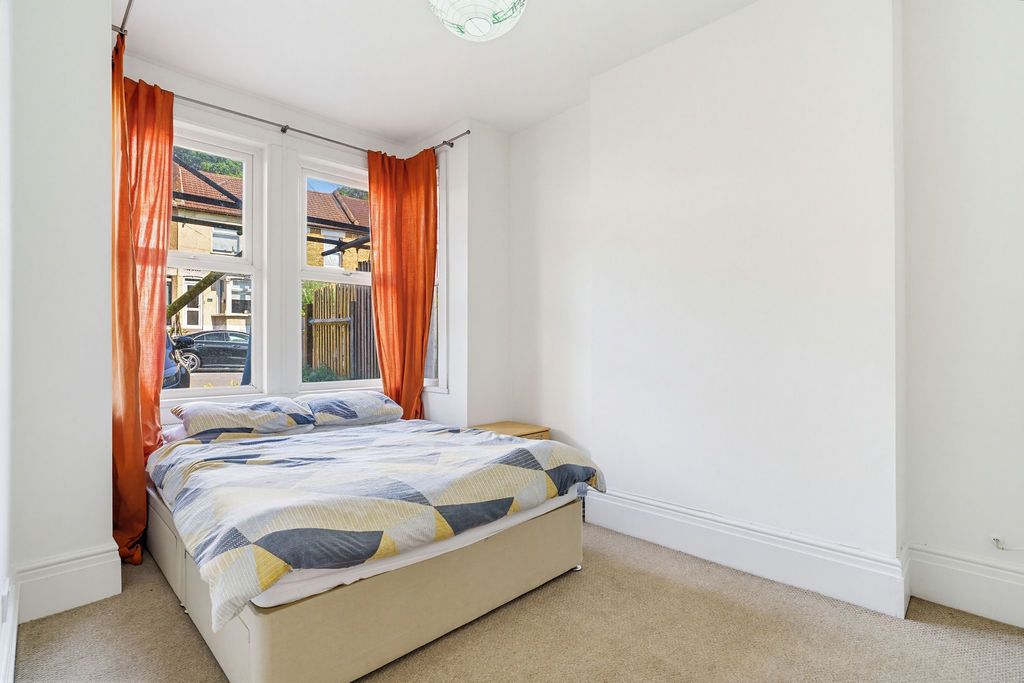 Flat in South Croydon