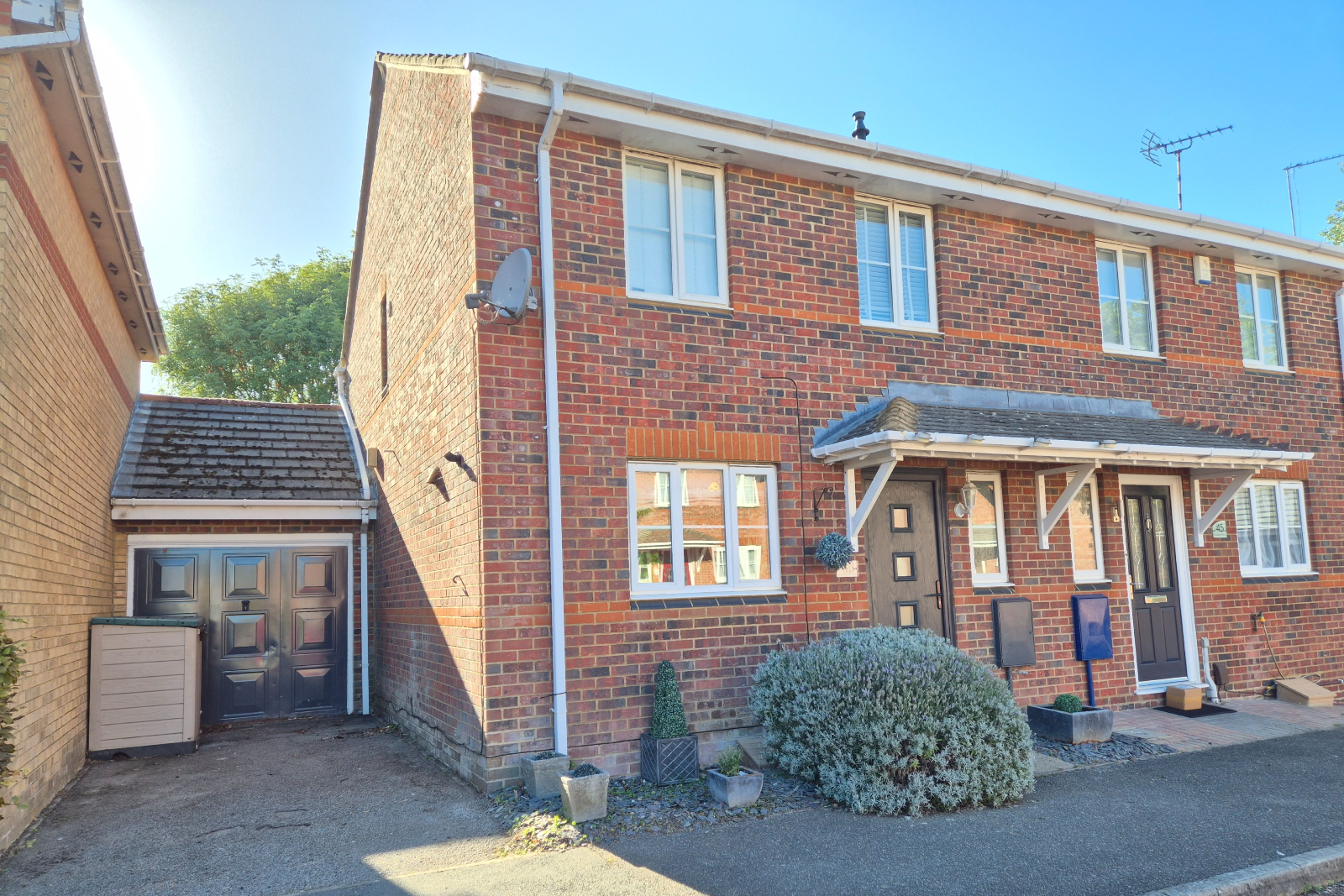 Semi Detached House for sale in Dunstable, Coopers Way, Houghton Regis, Dunstable, LU5 5US