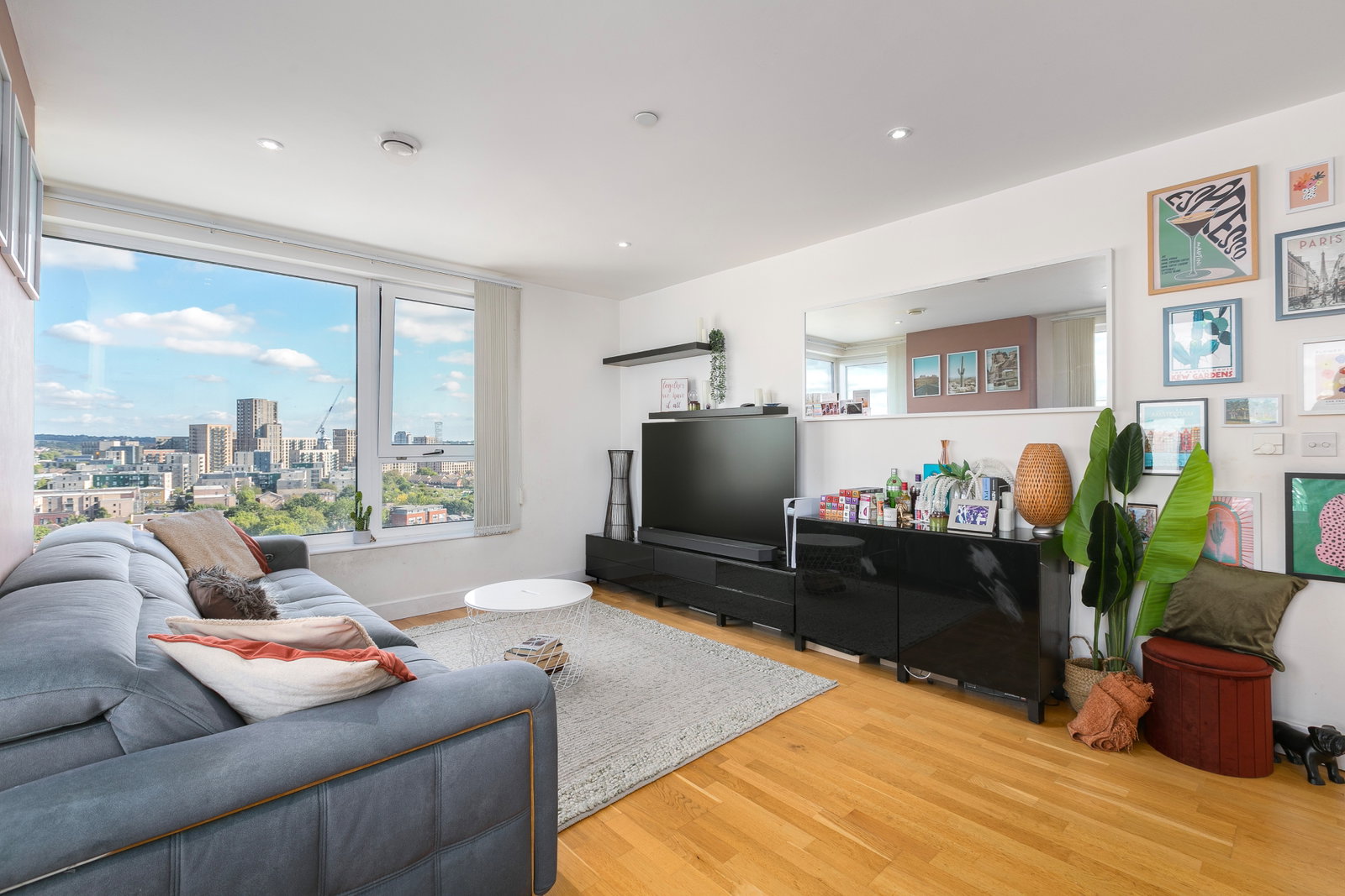 Apartment for sale in London, 15 Zenith Close, London, NW9 6FB, 789 m²