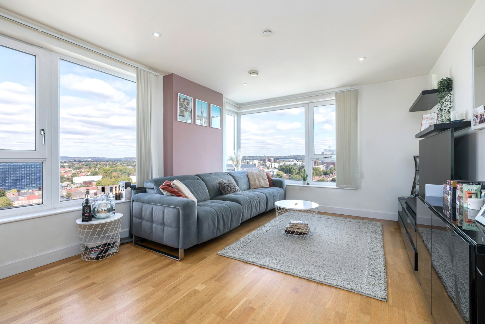 Apartment for sale in London, 15 Zenith Close, London, NW9 6FB, 789 m²