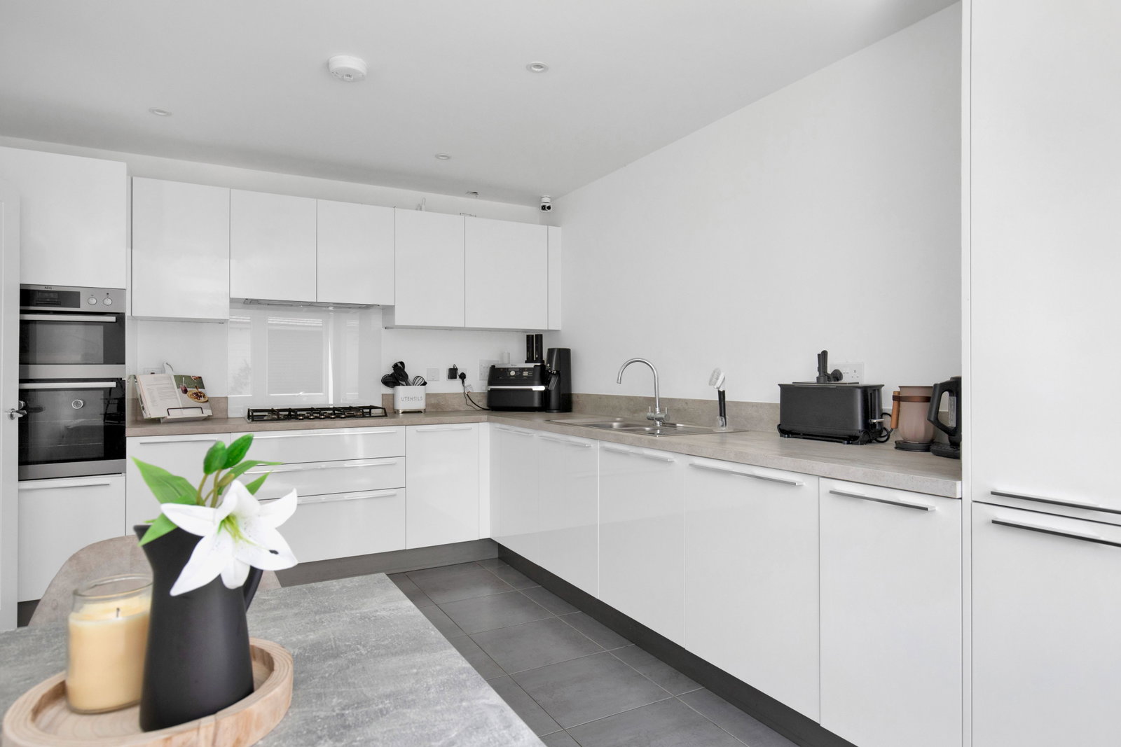 Semi Detached House for sale in Ashford, Lamprey Close, Ashford, Kent, TN24 9FT