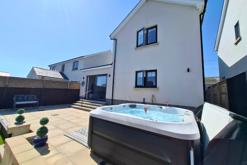 Detached House for sale in Llanelli, Hafod, Bancffosfelen, SA15, 1550 m²