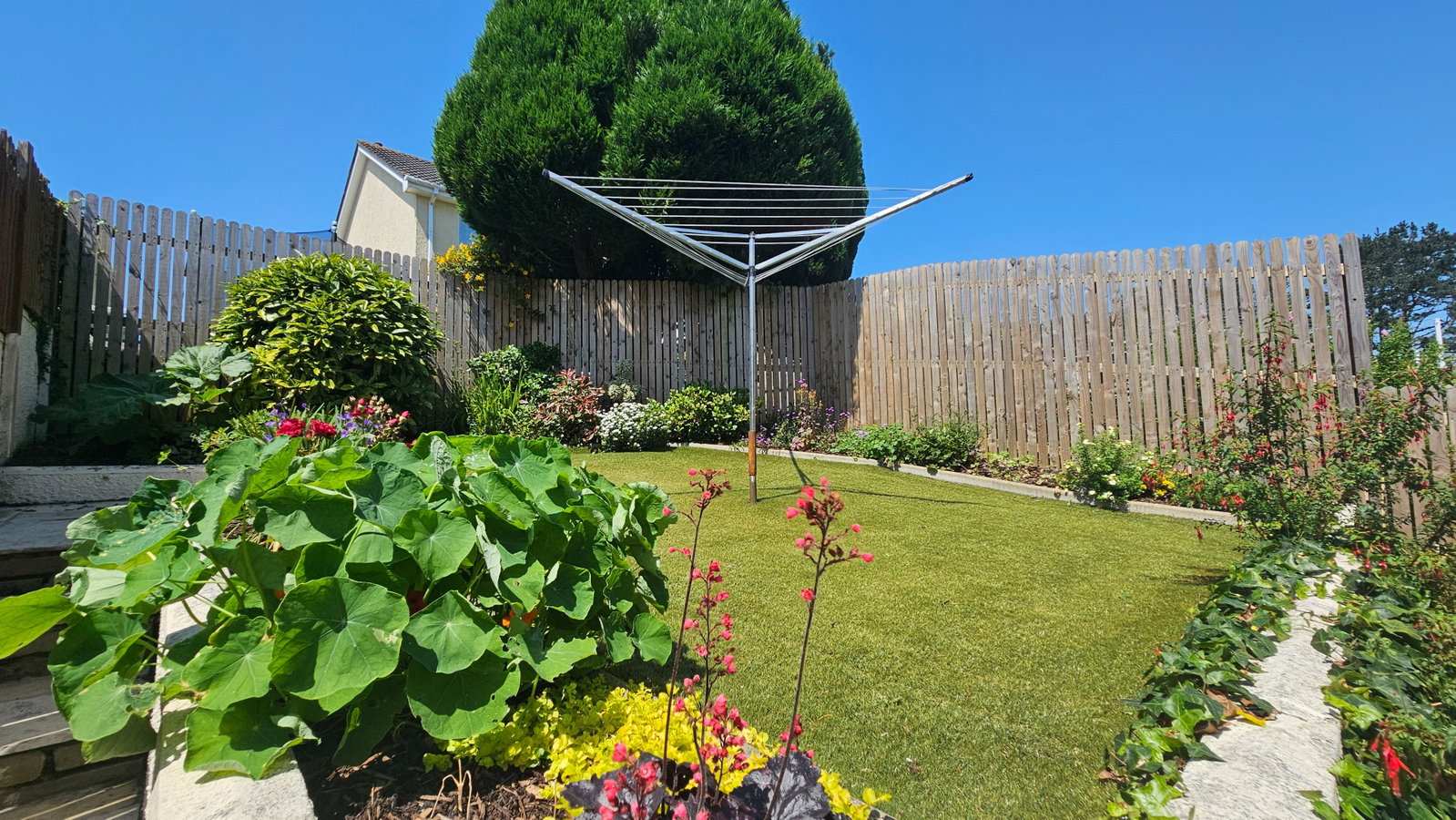 Semi Detached House in Par