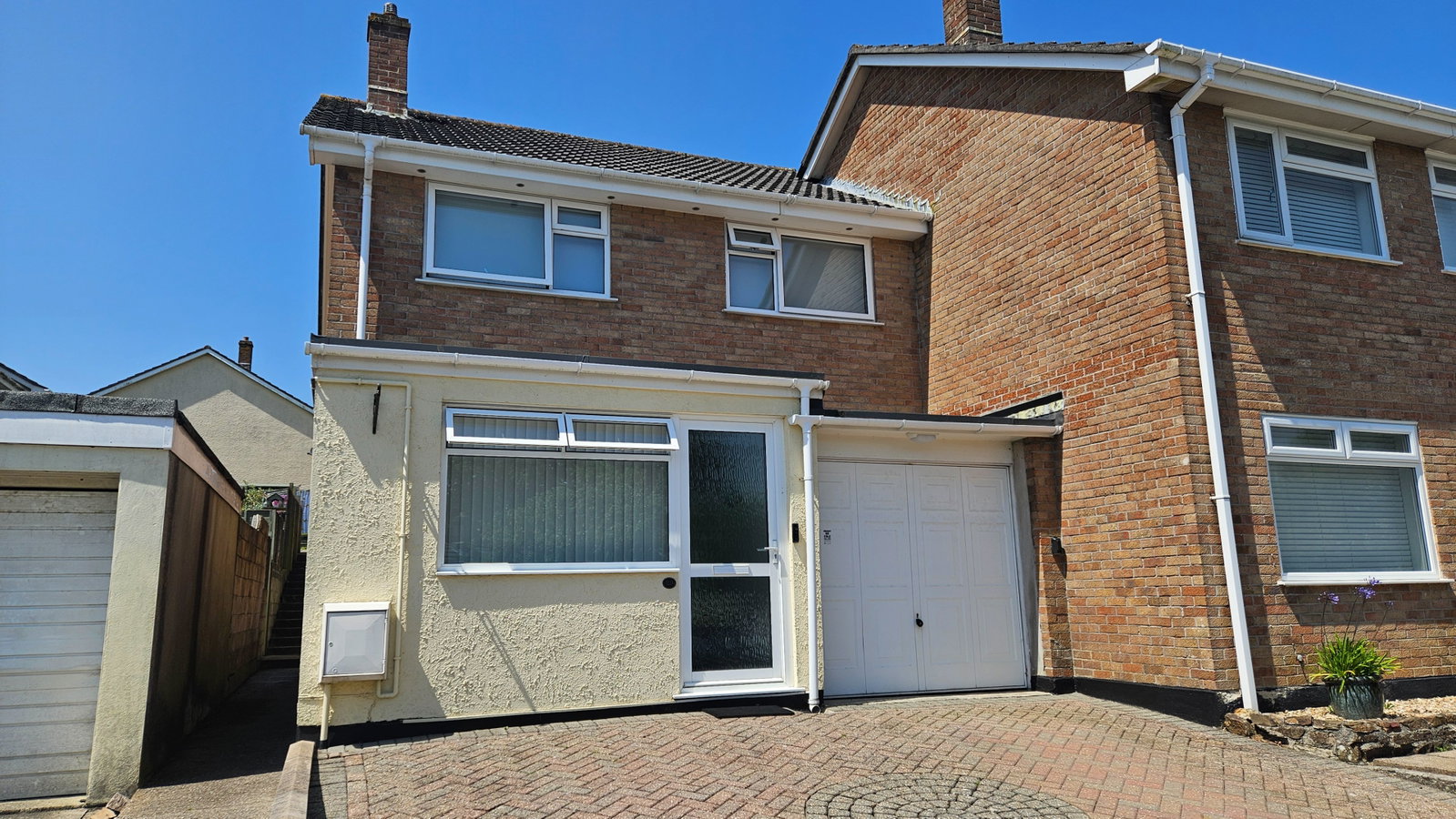 Semi Detached House in Par
