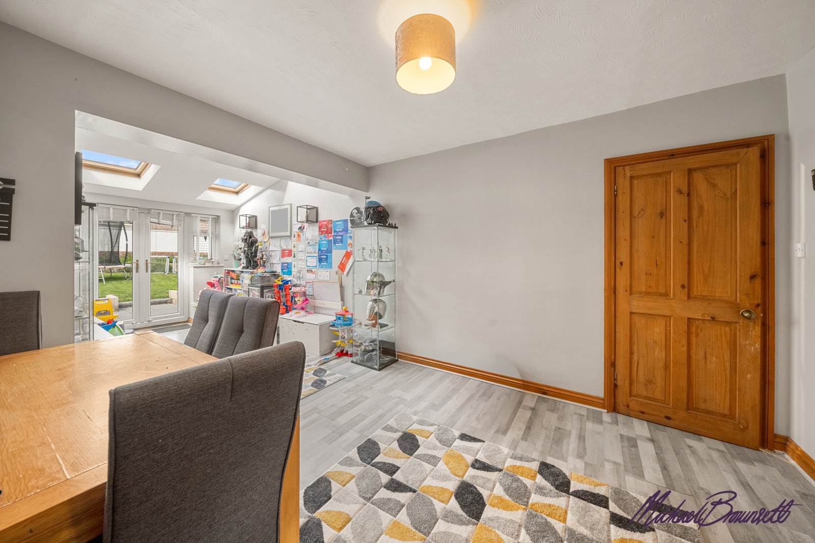 Semi Detached House for sale in Bradford, High Fernley Road, Wyke, Bradford, BD12 8AR, 1066 m²