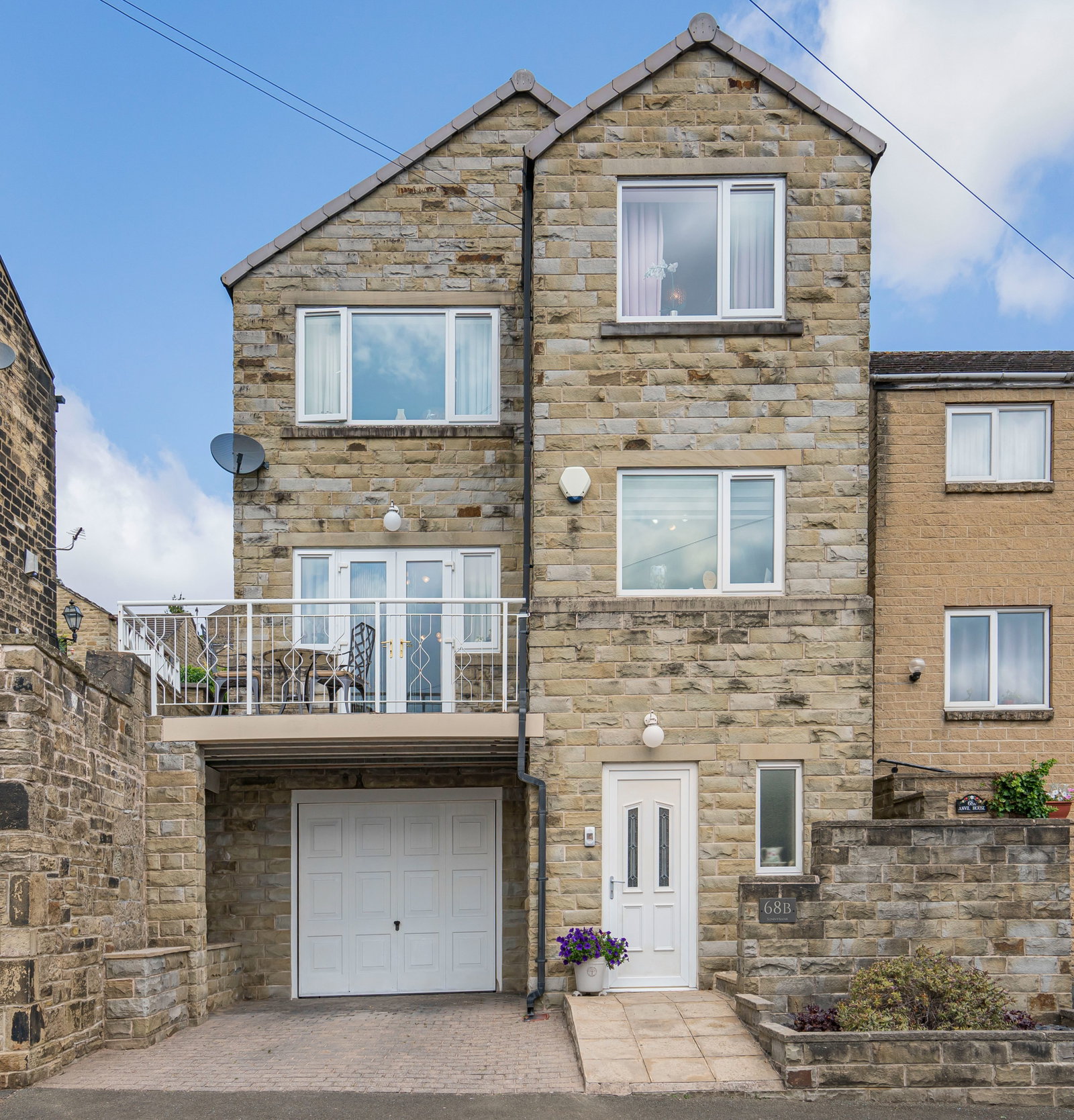 Detached House in Halifax
