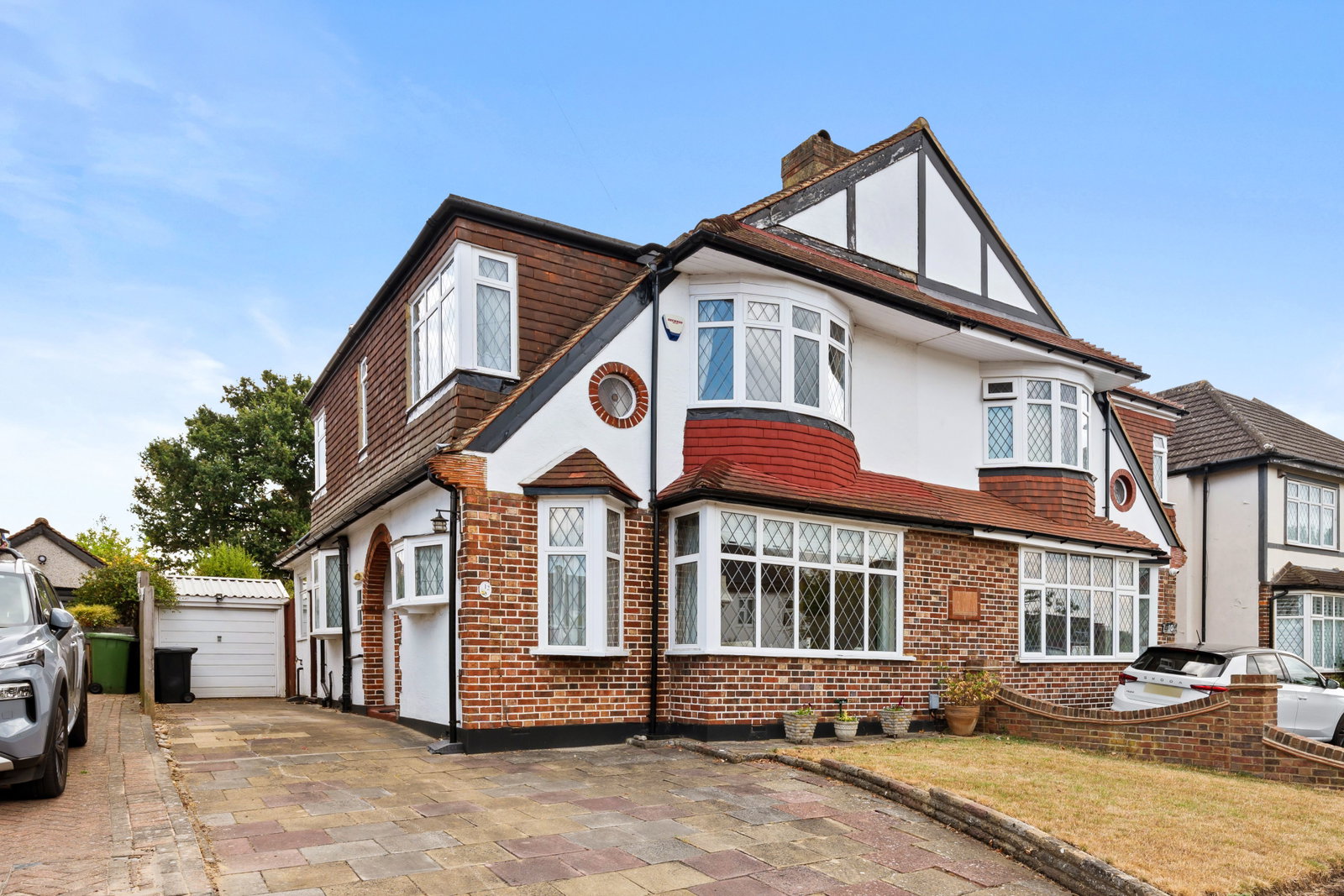 Semi Detached House for sale in Stoneleigh, Bradstock Road, Stoneleigh, Surrey, KT17 2LH, 1451 m²
