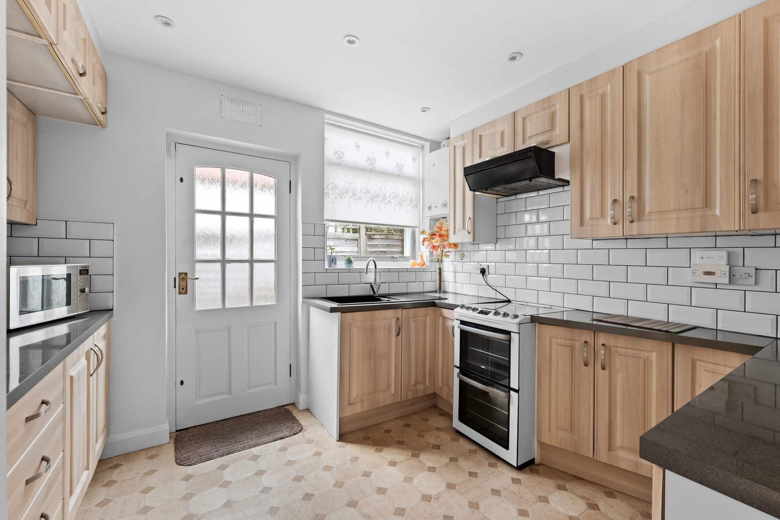 Semi Detached House for sale in Stoneleigh, Bradstock Road, Stoneleigh, Surrey, KT17 2LH, 1451 m²