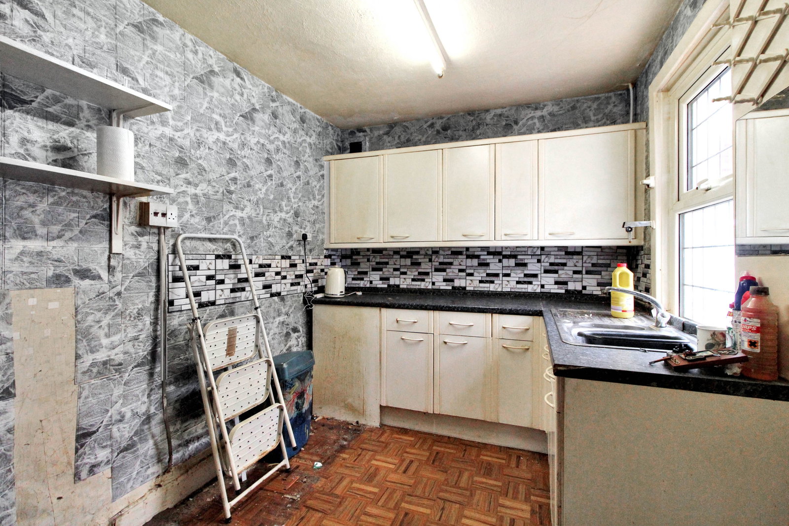End Of Terrace House for sale in Wirral, Gills Lane, Pensby, CH61