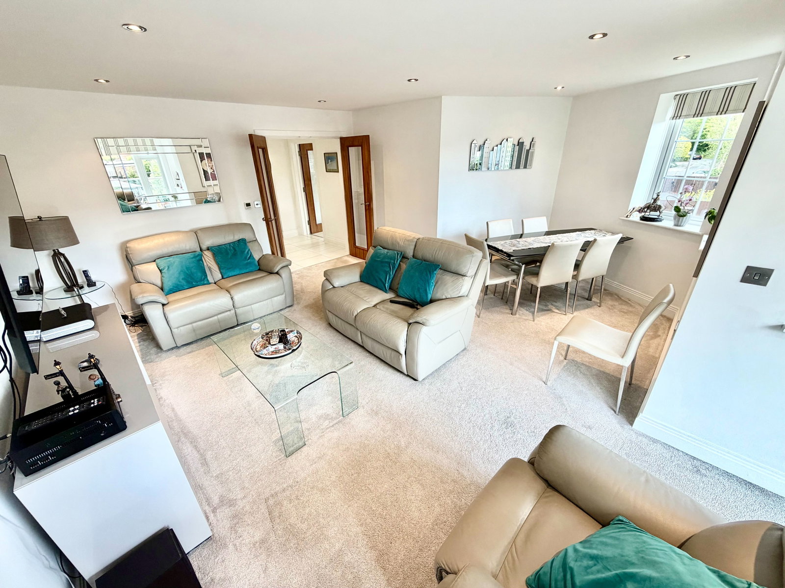 Flat for sale in Bushey, Bushey Gate, Sparrows Herne, WD23