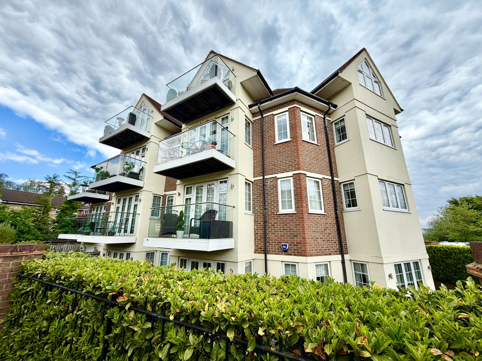 Flat for sale in Bushey, Bushey Gate, Sparrows Herne, WD23