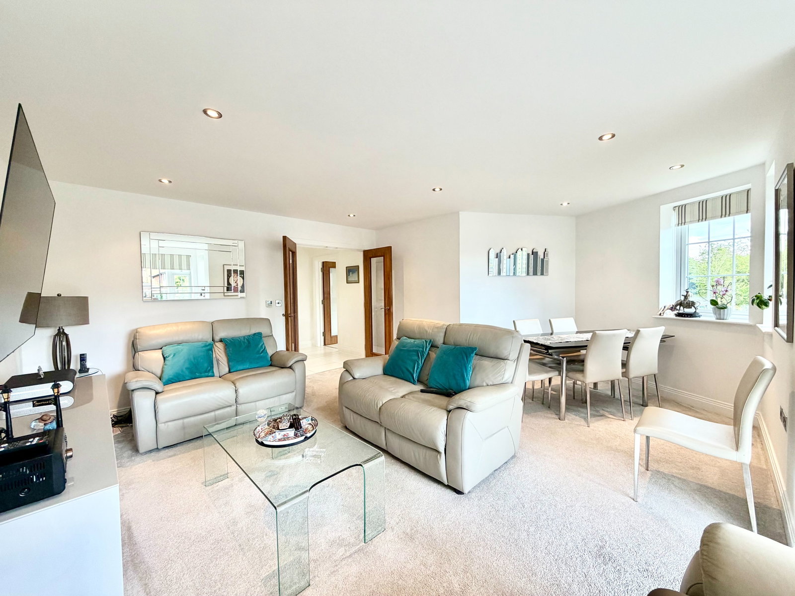 Flat for sale in Bushey, Bushey Gate, Sparrows Herne, WD23