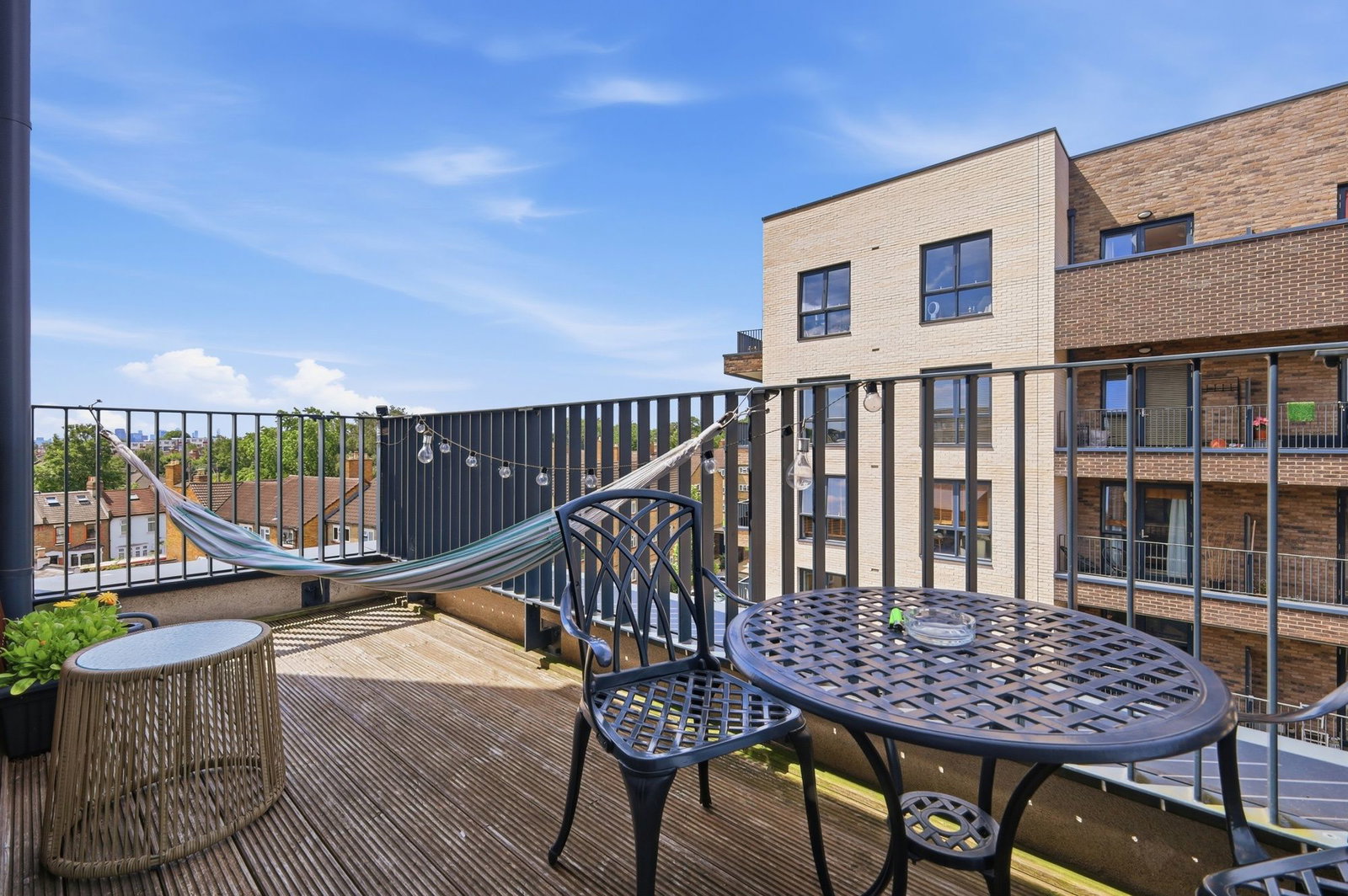 Apartment for sale in London, Troubridge Square, E17, 843 m²