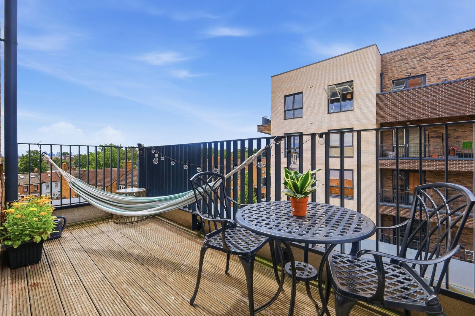 Apartment for sale in London, Troubridge Square, E17, 843 m²