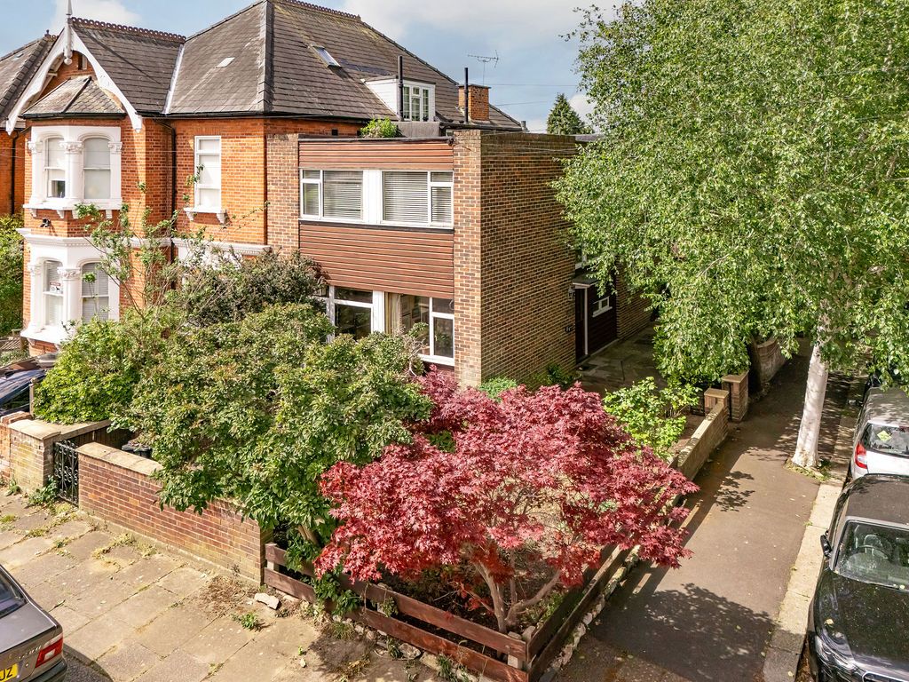 Detached House in Kingston Upon Thames